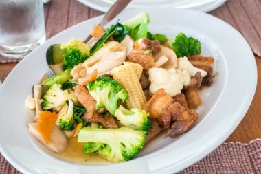 Kızarmış domuz ve sebze.