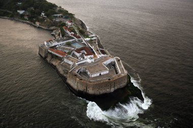Rio de Janeiro, Brezilya, 25 Ağustos 2018. Guanabara Körfezi 'ndeki Santa Cruz da Barra Kalesi' nin resmi..