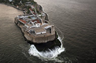 Rio de Janeiro, Brezilya, 25 Ağustos 2018. Guanabara Körfezi 'ndeki Santa Cruz da Barra Kalesi' nin resmi..