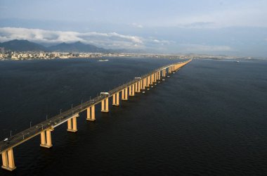 Rio de Janeiro, Brezilya, 25 Ağustos 2018. Başkan Costa ve Silva Köprüsü 'nün halk arasında Rio-Niteri Köprüsü olarak bilinen fotoğrafı.