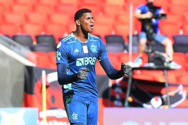 Rio de Janeiro, Brezilya, 14 Şubat 2021 Flamengo kalecisi Hugo Souza, Brezilya Maracan Stadyumu 'nda oynanan Flamengo x Corinthians maçı sırasında