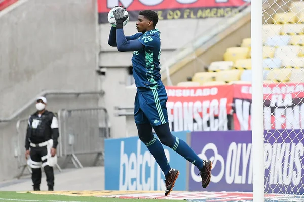 Rio de Janeiro, Brezilya, 14 Şubat 2021 Flamengo kalecisi Hugo Souza, Brezilya Maracan Stadyumu 'nda oynanan Flamengo x Corinthians maçı sırasında