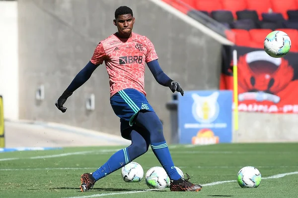 Rio de Janeiro, Brezilya, 14 Şubat 2021 Flamengo kalecisi Hugo Souza, Brezilya Maracan Stadyumu 'nda oynanan Flamengo x Corinthians maçı sırasında