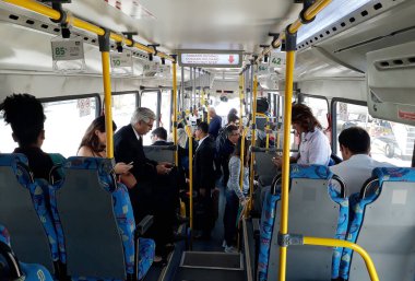 Paulo, Brezilya, 23 Ekim 2018. Kongonhas havaalanı otobüsündeki yolcular terminalden uçağa binecek..