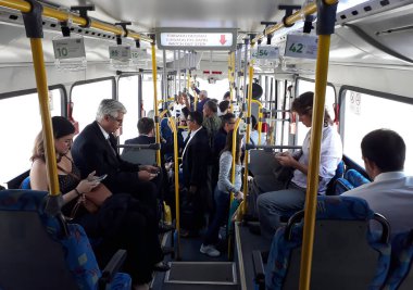 Paulo, Brezilya, 23 Ekim 2018. Kongonhas havaalanı otobüsündeki yolcular terminalden uçağa binecek..