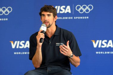 Rio de Janeiro, 24 Ocak 2010. Olimpiyat yüzücüsü Michael Phelps, Rio de Janeiro kentindeki Complexo do Alemo kasabasını ziyaret ettikten sonra düzenlediği basın toplantısında,.