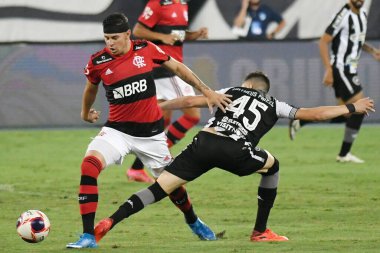 Rio de Janeiro, Brezilya, 24 Mart 2021. Botafogo x Flamengo maçında Engenho Stadyumu 'ndaki Carioca şampiyonası için futbol oyuncuları mücadele ediyor..
