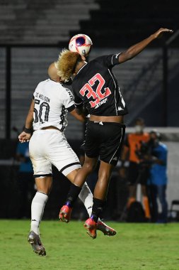Rio de Janeiro, Brezilya, 21 Mart 2021. Futbol oyuncuları, So Janurio Stadyumu 'ndaki Carioca şampiyonası için oynanan Vasco x Botafogo maçında top için yarışıyor..