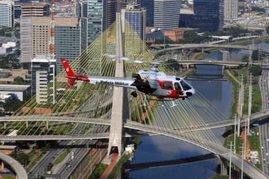 Sao Paulo, 20 Eylül 2009.Helikopter Sao Paulo Askeri Polisi Estaiada Octavio Frias de Oliveira köprüsünün üzerinde Brezilya 'nın Sao Paulo şehrinde.