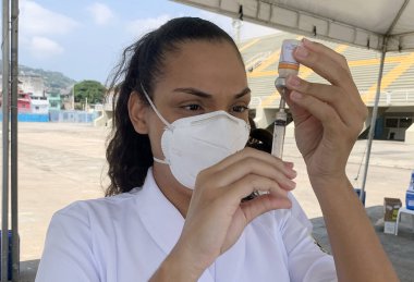 Rio de Janeiro, Brezilya, 20 Nisan 2021 'de Coronavac markasının Çin koronavirüsüne karşı aşı Rio de Janeiro şehrinin merkezindeki Sambodromo' ya uygulandı..