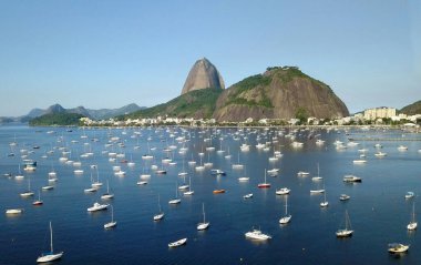 Arkasında Sugarloaf Dağı olan Botafogo Koyu manzarası.