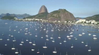 Rio de Janeiro şehrinin güney bölgesinde Sugarloaf Dağı 'nın olduğu Botafogo körfezinin havadan görünüşü.