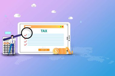 İş konsepti olan çevrimiçi vergi, işadamı tıbbi yüz maskesi takıyor ve vergi listesini kontrol etmek ve bu fiziksel yılın hesaplarını yapmak için tablet ekranına odaklanmak için büyük bir büyüteç tutuyor..