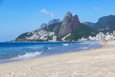 RIO DE JANEIRO, BRAZİL 19 ARALIK 2019: Rio de Janeiro, Brezilya 'da arka planda iki kardeş dağı.