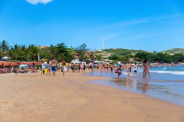 Buzios, Rio de Janeiro, Brezilya 22 Aralık 2019 - Praia da Geriba, Buzios, Rio de Janeiro, Brezilya. Bu güzel plajın panoramik manzarası. İnsanlar güneşli bir yaz gününün tadını çıkarıyor..