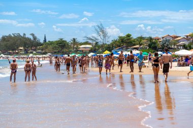 Buzios, Rio de Janeiro, Brezilya 22 Aralık 2019. Praia da Geriba, Buzios, Rio de Janeiro, Brezilya. Bu güzel plajın panoramik manzarası. İnsanlar güneşli bir yaz gününün tadını çıkarıyor..