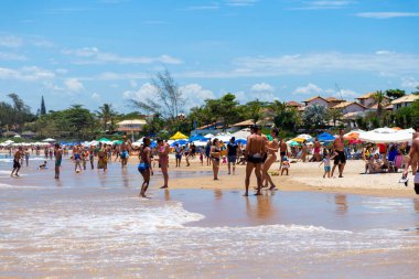 Buzios, Rio de Janeiro, Brezilya 22 Aralık 2019. Praia da Geriba, Buzios, Rio de Janeiro, Brezilya. Bu güzel plajın panoramik manzarası. İnsanlar güneşli bir yaz gününün tadını çıkarıyor..
