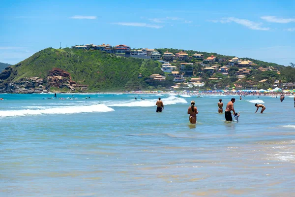 Buzios, Rio de Janeiro, Brezilya 22 Aralık 2019 - Praia da Geriba, Buzios, Rio de Janeiro, Brezilya. Bu güzel plajın panoramik manzarası. İnsanlar güneşli bir yaz gününün tadını çıkarıyor..