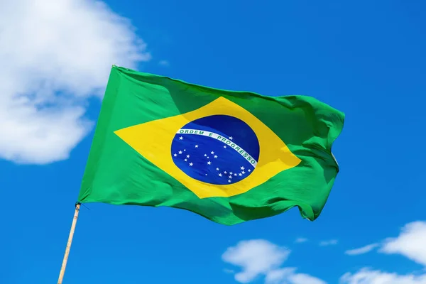 Βραζιλιάνικη Σημαία Κυματίζει Στον Γαλάζιο Ουρανό Σύννεφα Χρώματα Χώρας Βραζιλίας — Φωτογραφία Αρχείου