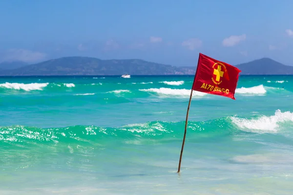 Señal Advertencia Una Bandera Roja Una Hermosa Playa Con Cielo — Foto de Stock