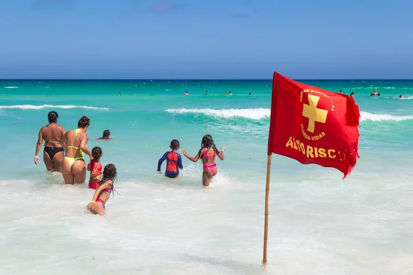 Cabo Frio Rio Janeiro Brazil 2019年12月26日 多福特海滩红旗警告标志 蓝天和碧绿的大海 一群人进水里 — 图库照片