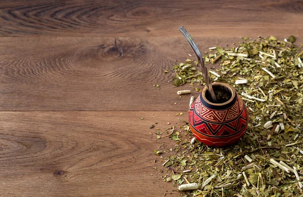 Traditioneller Mate Aus Kalebasse Über Einem Holztisch Mit Darüber Verstreuten — Stockfoto