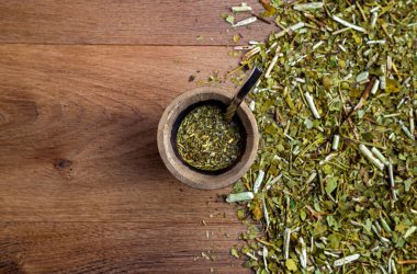 Ahşap bir masanın üzerinde, üzerinde Yadba eşinin dağınık olduğu kabaklardan yapılmış geleneksel bir arkadaş..