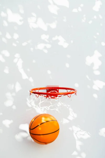 Basketbalring Een Witte Muur Bal Die Door Ring Viel — Stockfoto