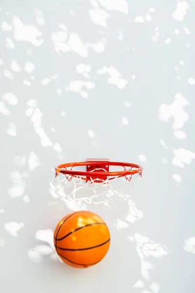 Aro Baloncesto Una Pared Blanca Bola Que Cayó Atravesó Ring —  Fotos de Stock