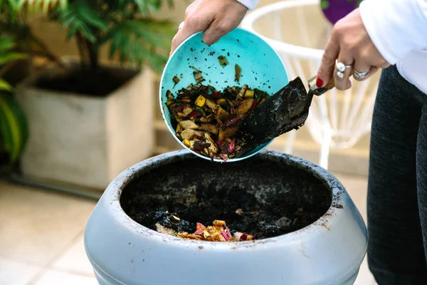 Femeie Care Face Compost Curtea Din Spate Casei Sale Aruncă — Fotografie, imagine de stoc