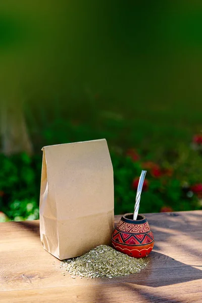 Een Rustiek Pak Bruin Papier Met Een Traditionele Maté Gemaakt — Stockfoto