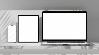 Karşılıklı Web Tasarımı ve web sitesi Mockup için boş ekranlı dizüstü bilgisayar, cep telefonu ve tablet. Minimalist bir ortamda dijital aygıtlar.