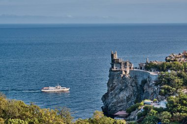Güzel deniz manzarası. Kırlangıç Yuvası Kırım Yarımadası 'nda Yalta kaplıca kenti yakınlarında bulunan dekoratif bir kaledir..