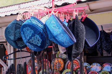 Kırım Dağı 'ndan turistler için el yapımı hediyeler. Güzel Müslüman kafatası, nakışlı doğu desenli..