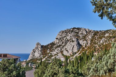 Kıyı dağı manzarası. Cat Dağı, Koshka, Yalta yakınlarındaki Karadeniz kıyısı, Simeiz kasabası, Kırım.