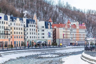 Sochi, Rusya - 24 Ocak 2019: Kayak merkezi Rosa Khutor. Mzymta Nehri Kış manzarası