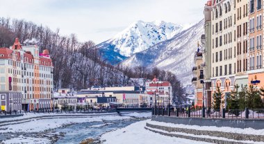 Sochi, Rusya - 24 Ocak 2019: Kayak merkezi Rosa Khutor. Mzymta Nehri Kış Arazi Bayrağı