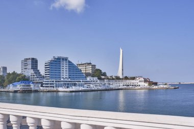 Sivastopol, Ukrayna... 25 Eylül 2020: Şehir plajı manzarası Khrustalny ve Sivastopol Körfezi 'nin yanından gelen dikilitaş süngü yelkeni..