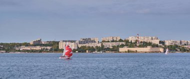 Sivastopol, Ukrayna - 28 Eylül 2020: Sivastopol ve Mikhailovsky kalesinin kuzey tarafındaki panorama. Sivastopol Körfezi 'nde spor yatları açılır..
