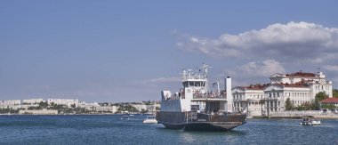 Sivastopol, Ukrayna - 26 Eylül 2020: Artbukhty, Sivastopol Körfezi, Karadeniz 'e insan ve araba dolu bir feribot geldi.