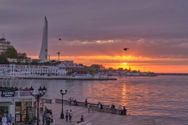 Sivastopol, Ukrayna... 28 Eylül 2020, insanlar gün batımında deniz kenarında yürüyorlar..