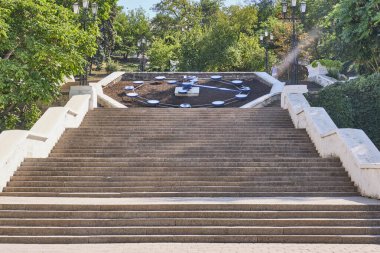 Tarihsel Sinop soyunun bir parçası. Büyük bir saat, bir çiçek tarhı. Şehir Tepesi 'ne giden merdivenler Sivastopol şehrinin simgesi..