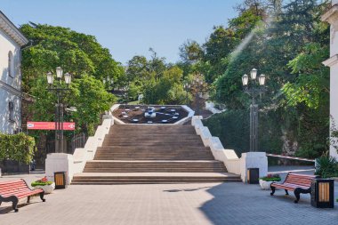 Tarihsel Sinop soyunun bir parçası. Büyük bir saat, bir çiçek tarhı. Şehir Tepesi 'ne çıkan merdivenler, Sivastopol şehrinin dönüm noktası. Rus askeri inşaatçılar müzesi..