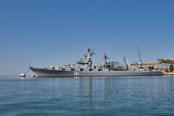 Sivastopol, Ukrayna - 26 Eylül 2020: Moskova füze kruvazörü Sivastopol limanına demirlemiştir. Rusya Karadeniz Filosu.