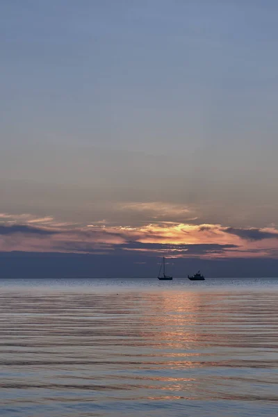 Jasné Barevné Západ Slunce Nad Mořem Siluetami Lodí Jako Pozadí — Stock fotografie