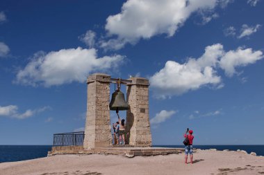 Sivastopol, Ukrayna - 25 Eylül 2020: Çersonesos Taurica 'nın kalıntıları, sembolü, puslu çan. Turistler turistik yerleri geziyor.