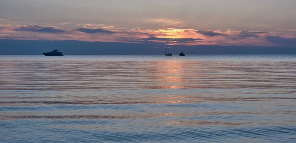 Pôr Sol Colorido Brilhante Sobre Mar Com Silhuetas Navios Como — Fotografia de Stock