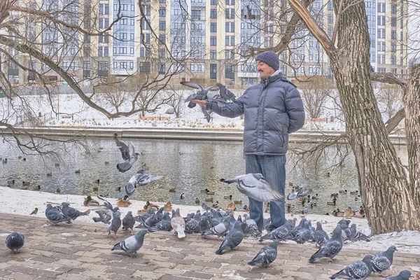 Glücklicher Asiatischer Senior Daunenjacke Jeans Und Strickmütze Füttert Winter Vögel — Stockfoto