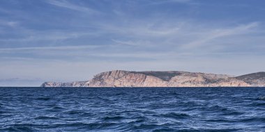 Deniz Burnu. Renkli Kaya-Bash tepeleri, Kırım dağlarının ana sırasının en batı kesimi. Balaklava Körfezi yakınlarındaki Mytilino kayalıkları. Sivastopol.