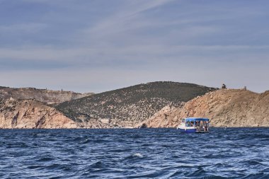 Sivastopol, Ukrayna - 3 Ekim 2020: Deniz Burnu. Karadeniz 'den Balaklava Körfezi' ne giriş. Sivastopol. Karadeniz 'de bir teknede balık tutan adamlar..